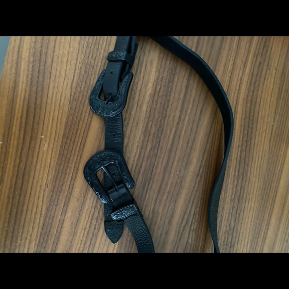Below the belt double buckle belt in black - Picture 2 of 2